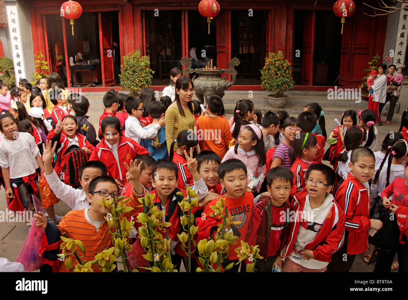 Les élèves vietnamiens au Jade Mountain Temple, Hanoi, Vietnam, Asie Banque D'Images