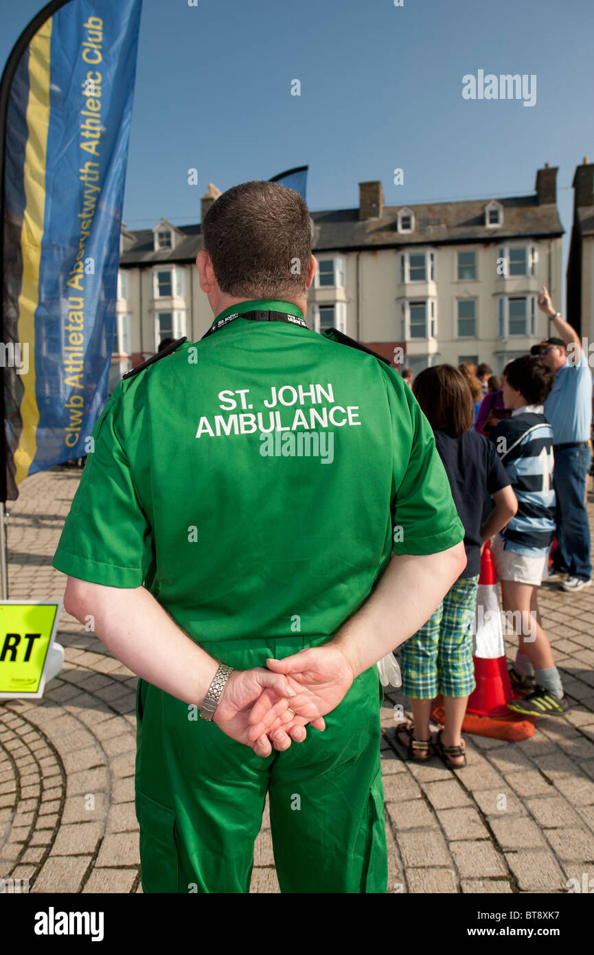 Vue arrière de l'arrière d'un St John Ambulance ambulancier mâle homme UK Banque D'Images