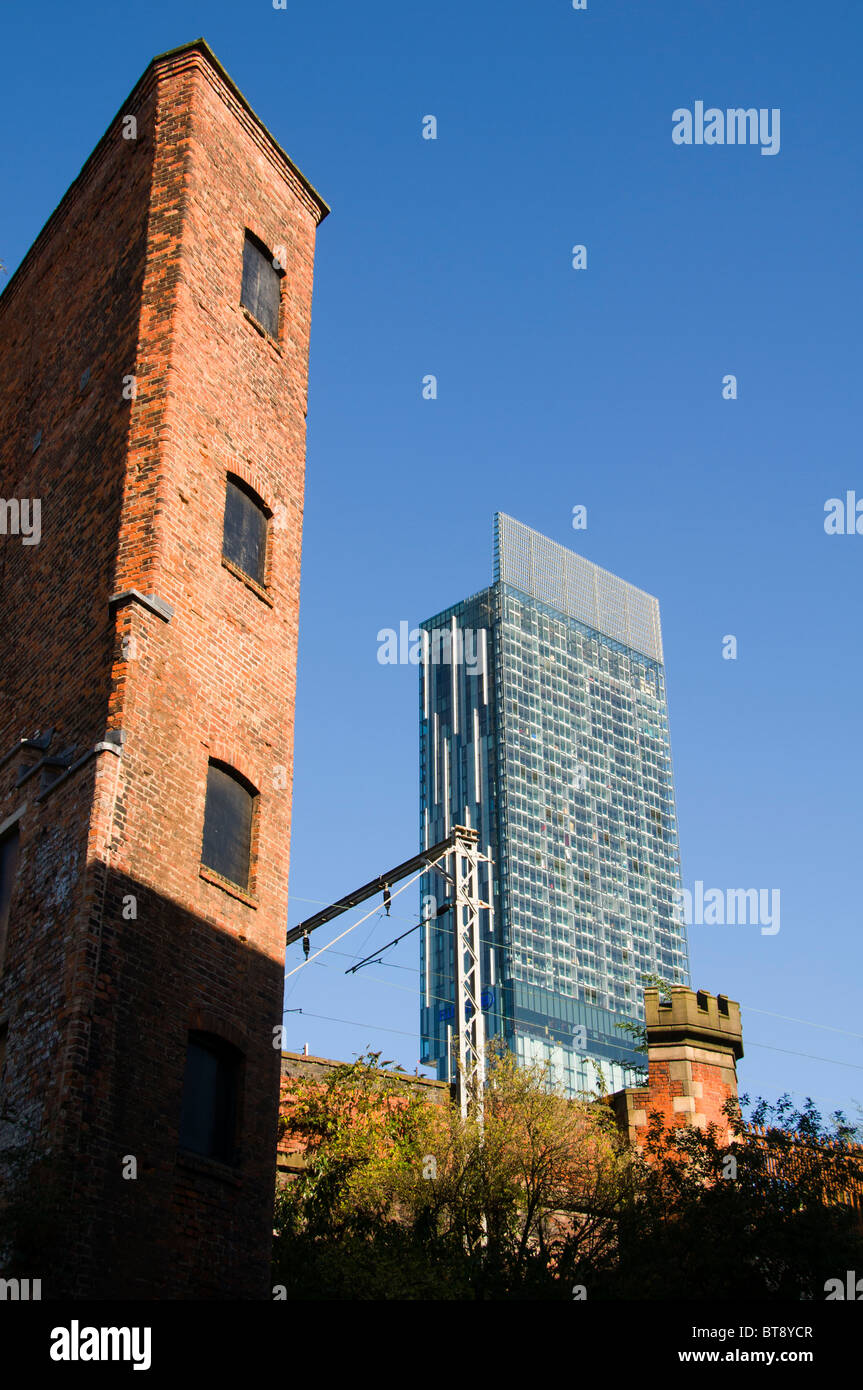 La Beetham Tower, également connu sous le nom de Hilton Tower, et l'entrepôt à l'abandon. Manchester, Angleterre, RU Banque D'Images
