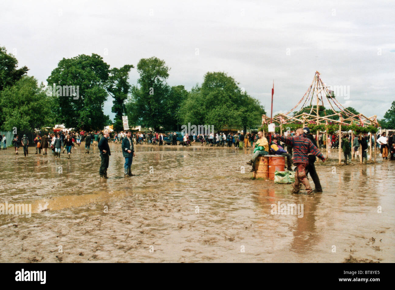 Foules boueux au festival de Glastonbury 1998 digne, ferme, Pilton, Somerset, Angleterre, Royaume-Uni. Banque D'Images