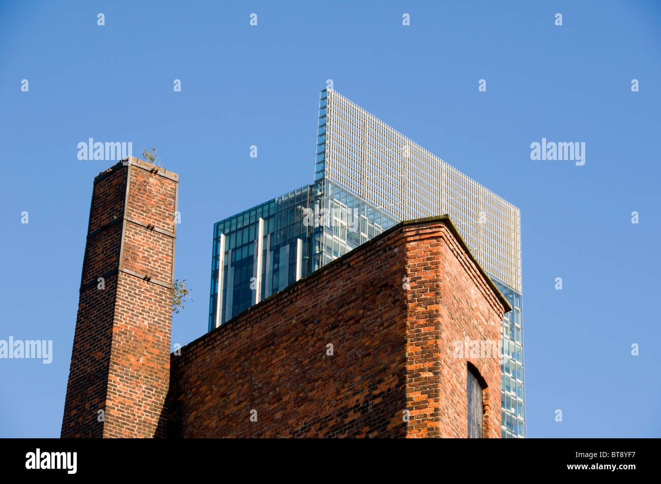 La Beetham Tower, également connu sous le nom de Hilton Tower, et l'entrepôt à l'abandon. Manchester, Angleterre, RU Banque D'Images