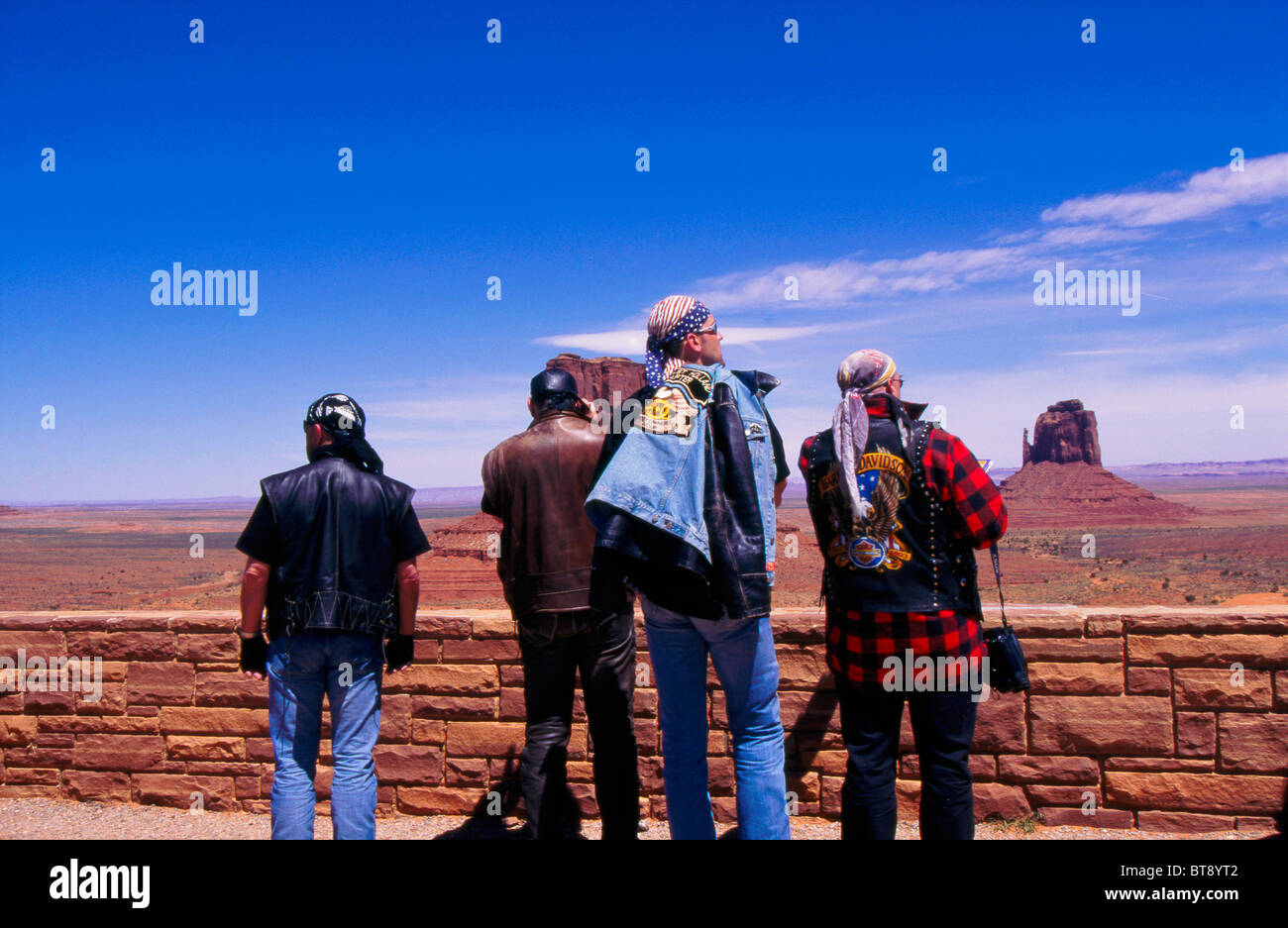 Affichage des bikers paysage Monument Valley en Arizona près de la frontière de l'Utah, États-Unis d'Amérique Banque D'Images