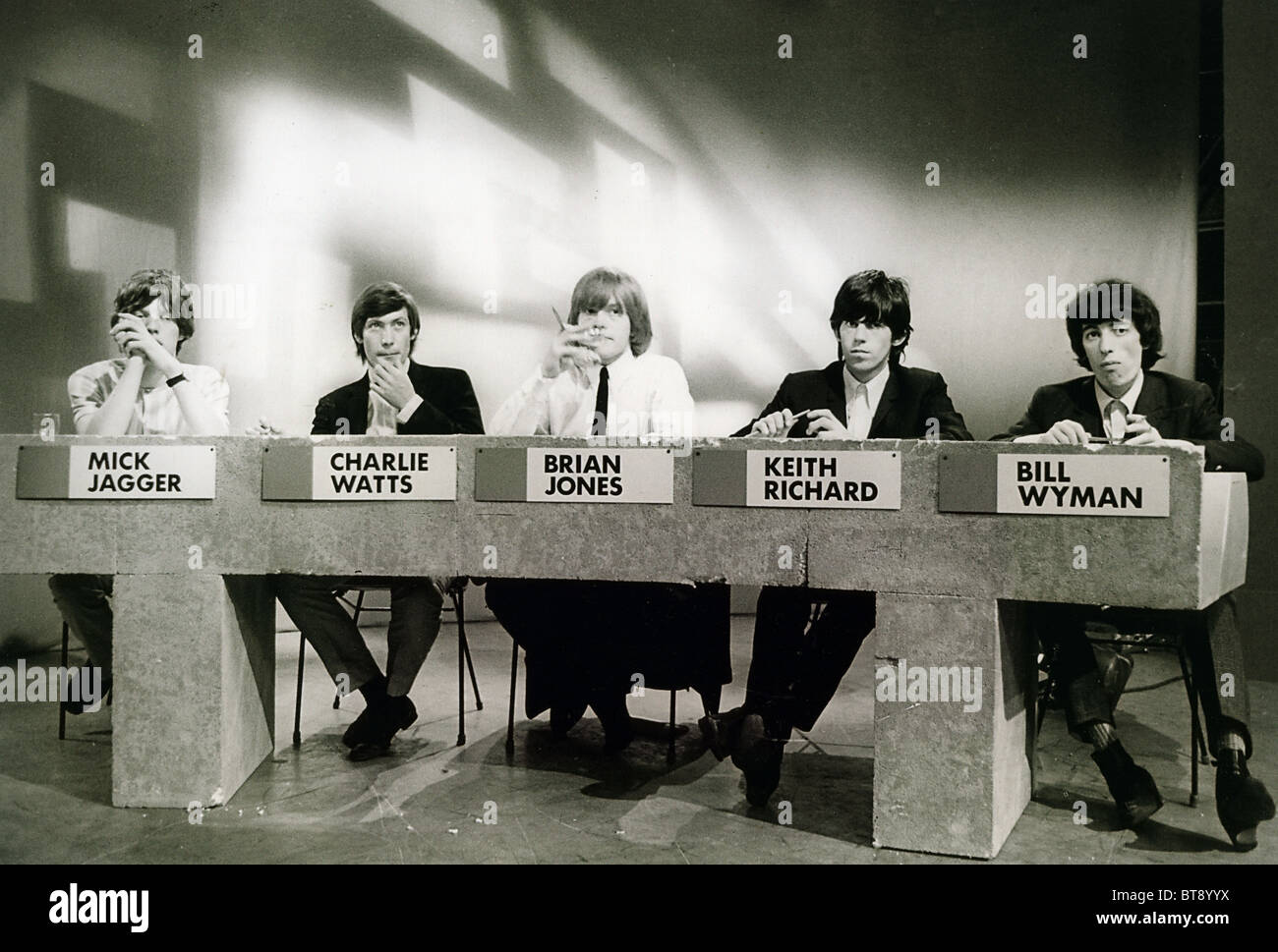 ROLLING STONES sur BBC TV's Juke Box Jury en 1964. Notez que le nom de Keith est mispelt. Banque D'Images