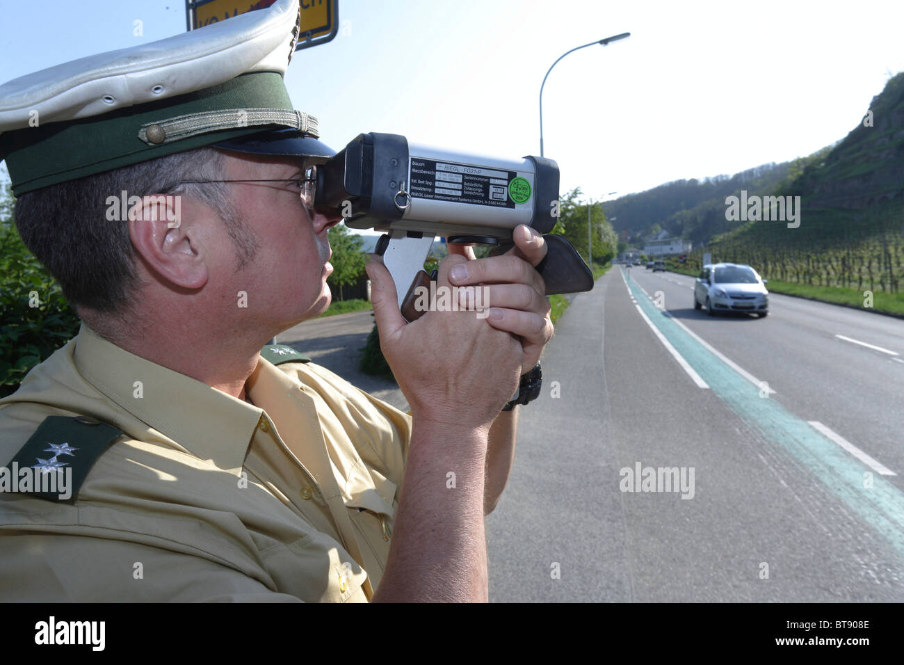 Un policier faisant la surveillance de vitesse avec un pistolet laser, Koblenz, Rhénanie-Palatinat, Allemagne, Europe Banque D'Images