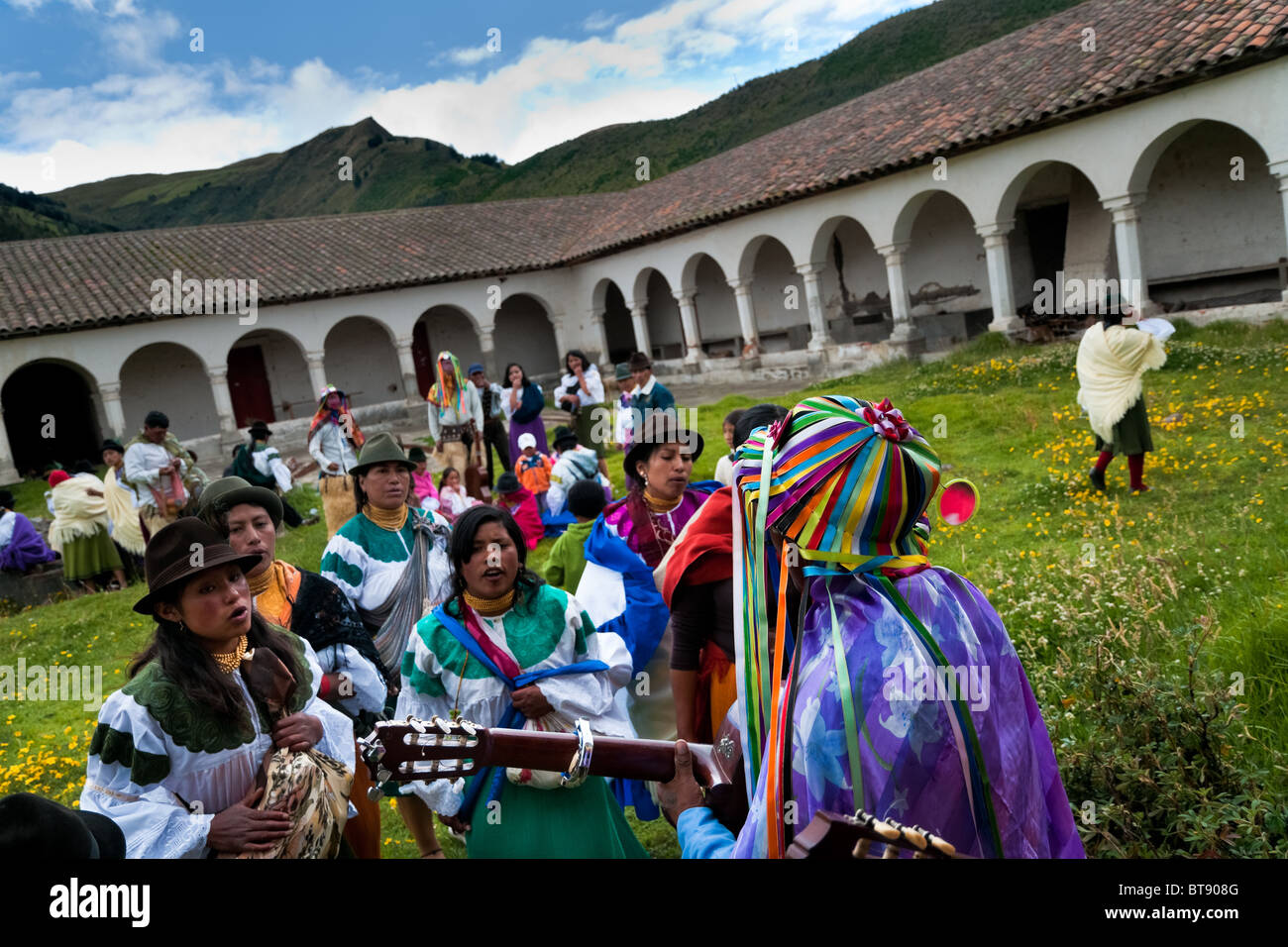 Les Indiens, portant des costumes colorés, danser et chanter au cours de l'Inti Raymi festival dans la province de Pichincha, Equateur. Banque D'Images