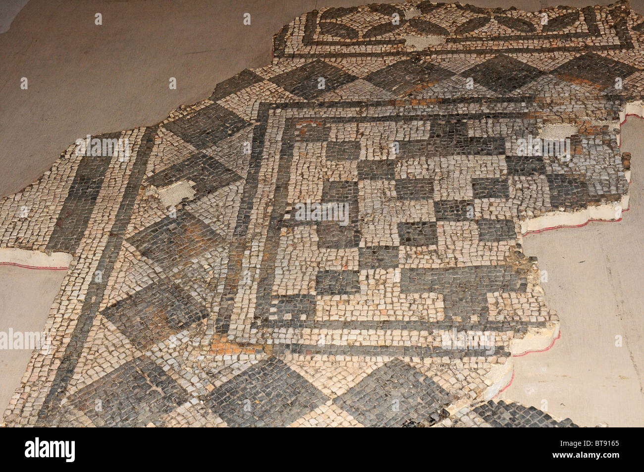 Mosaïque géométrique noir et blanc à Fishbourne Roman Palace. West Sussex, Angleterre. Banque D'Images