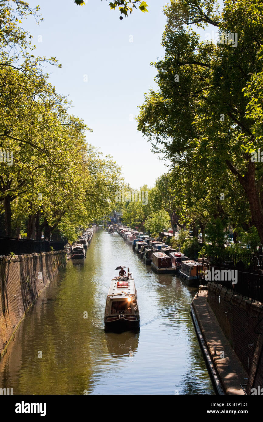 Petit canal à voile en passant par la Petite Venise, Londres en mai 2010 Banque D'Images