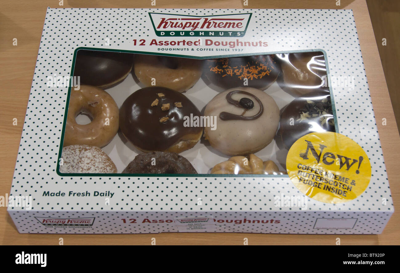 Krispy Kreme doughnut de luxe boîte de sélection UK - premium de marque vendus à des points de vente franchisés Banque D'Images