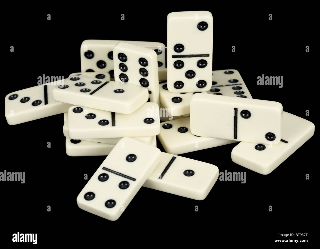 Petit groupe de compteurs de dominos sur fond noir Banque D'Images