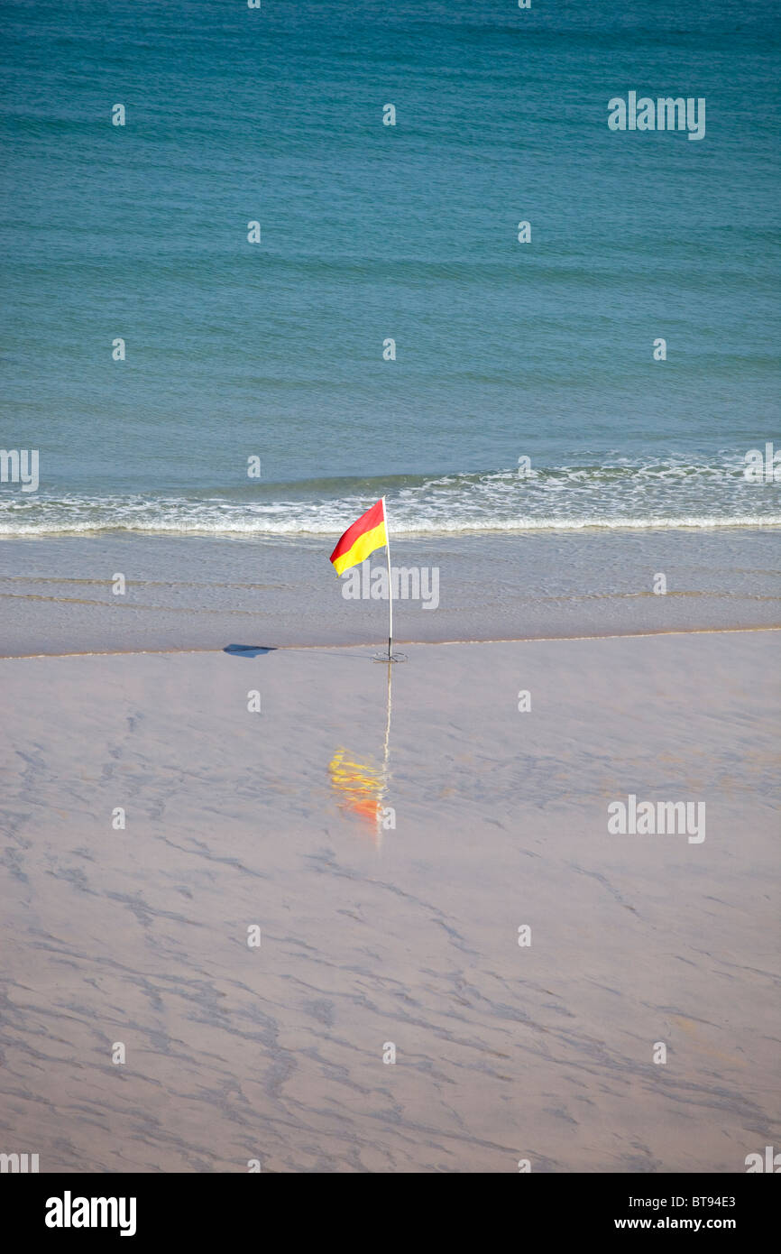 Drapeau rouge et jaune plage Banque de photographies et d’images à — free download