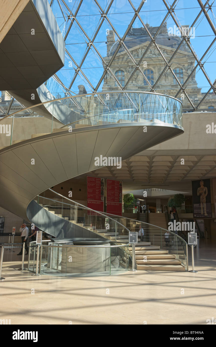 Entrée principale du musée du Louvre pyramide intérieur sous le matin