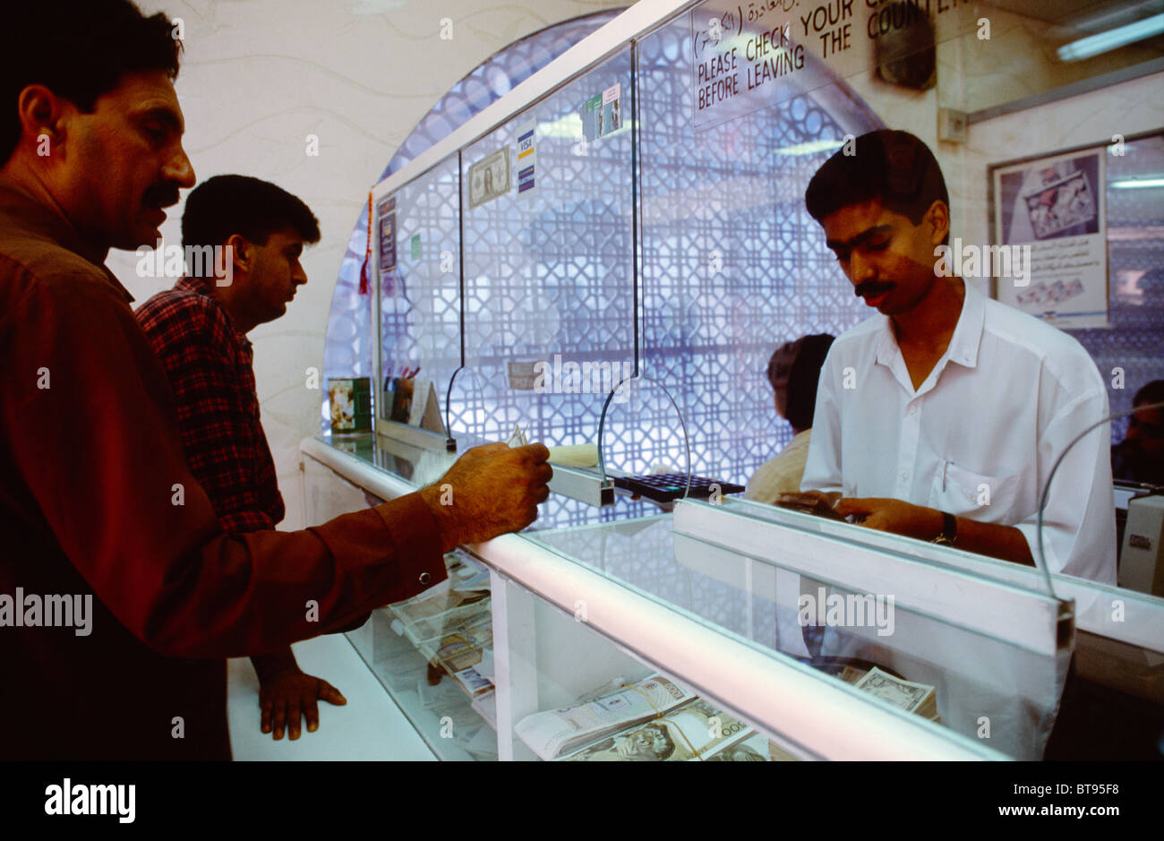Sharjah UAE l'argent change les gens au comptoir Banque D'Images