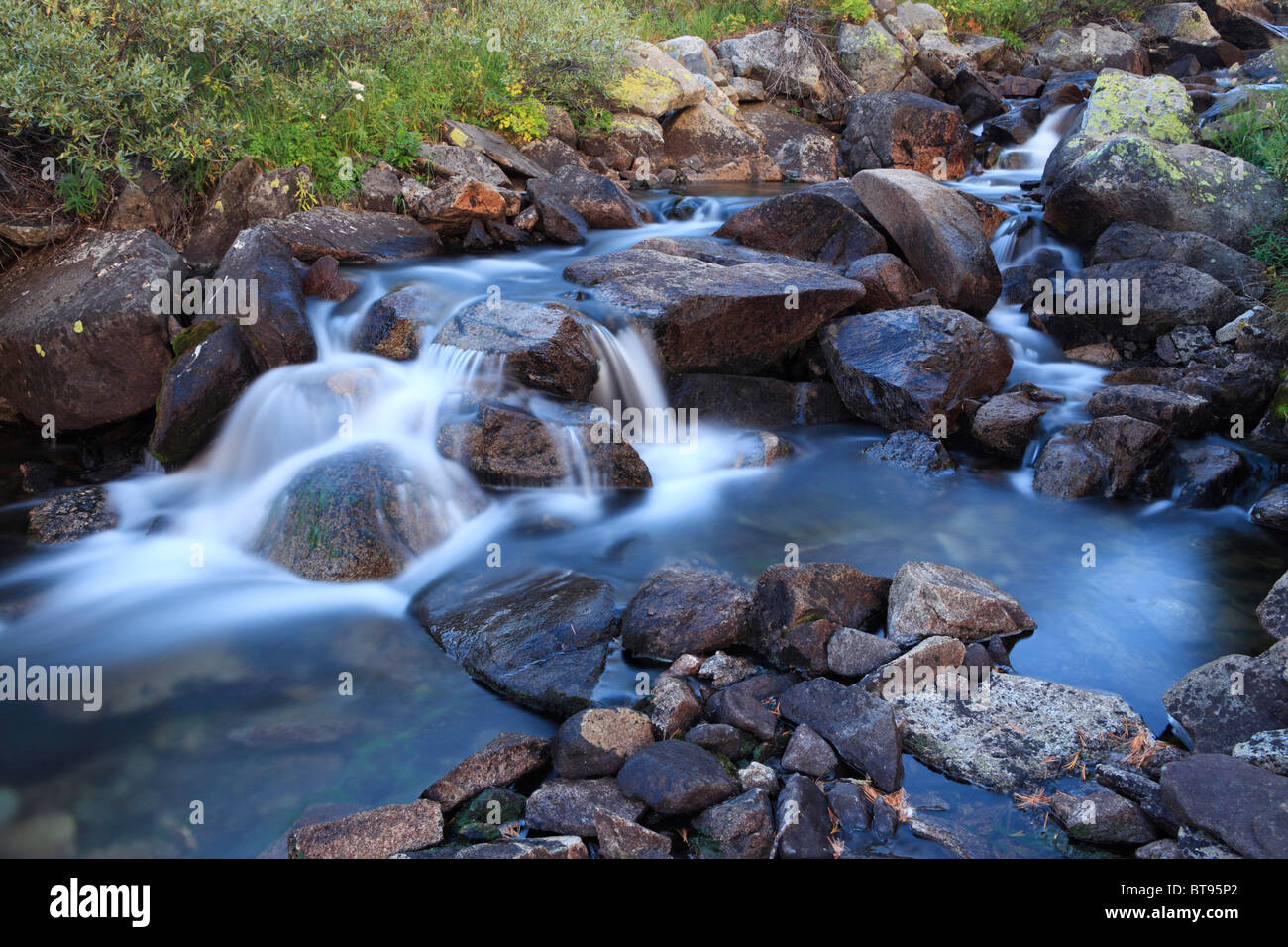 Une bonne circulation de l'eau de la forêt dans les montagnes de la Sierra Nevada de Californie Banque D'Images