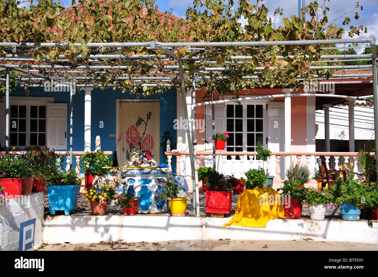 Villa colorée, Anafonitria, Zante, îles Ioniennes, Grèce Banque D'Images