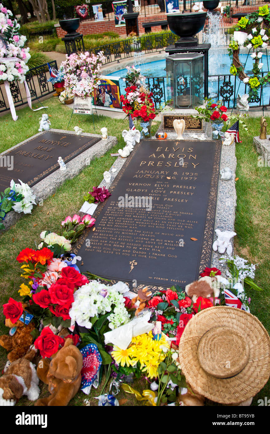 Tombe d'Elvis Presley avec hommages et la lumière éternelle dans le jardin de méditation à Graceland, Memphis, Tennessee, États-Unis Banque D'Images