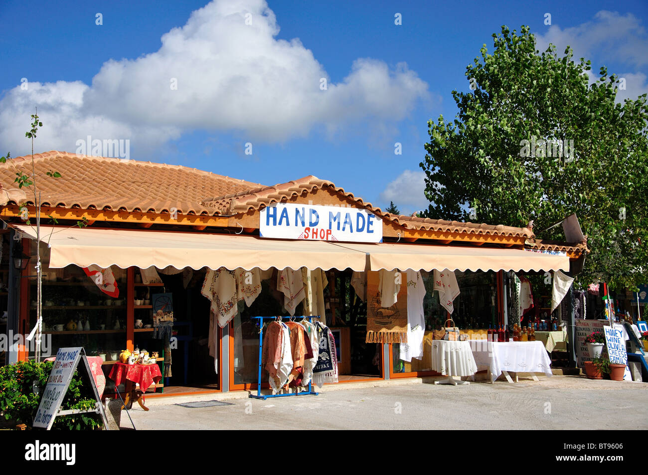Les produits locaux et une boutique de souvenirs, Anafonitria, Zante, îles Ioniennes, Grèce Banque D'Images