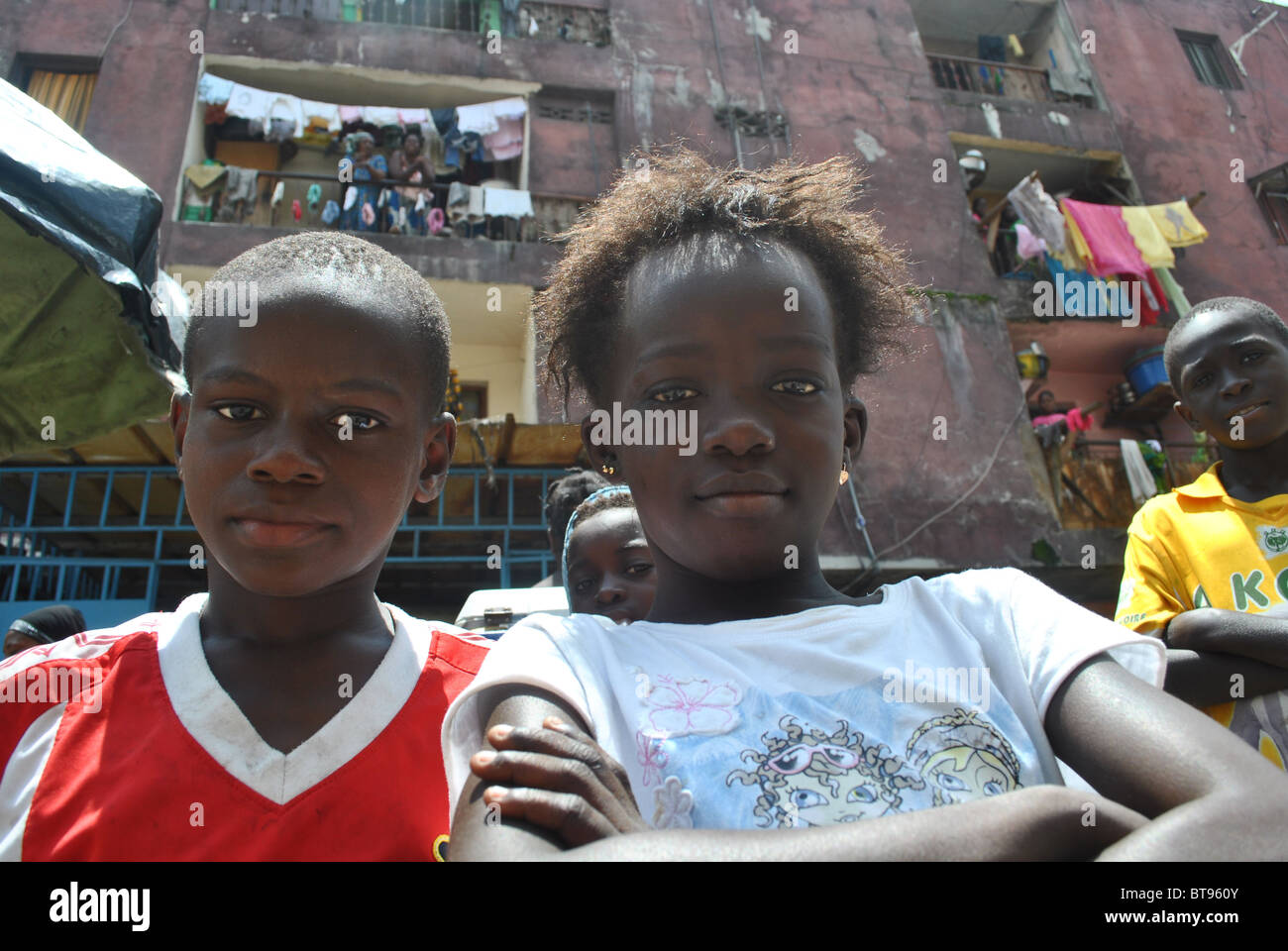 Les enfants en face d'immeubles à Abidjan, Côte d'Ivoire, Afrique de l'Ouest Banque D'Images