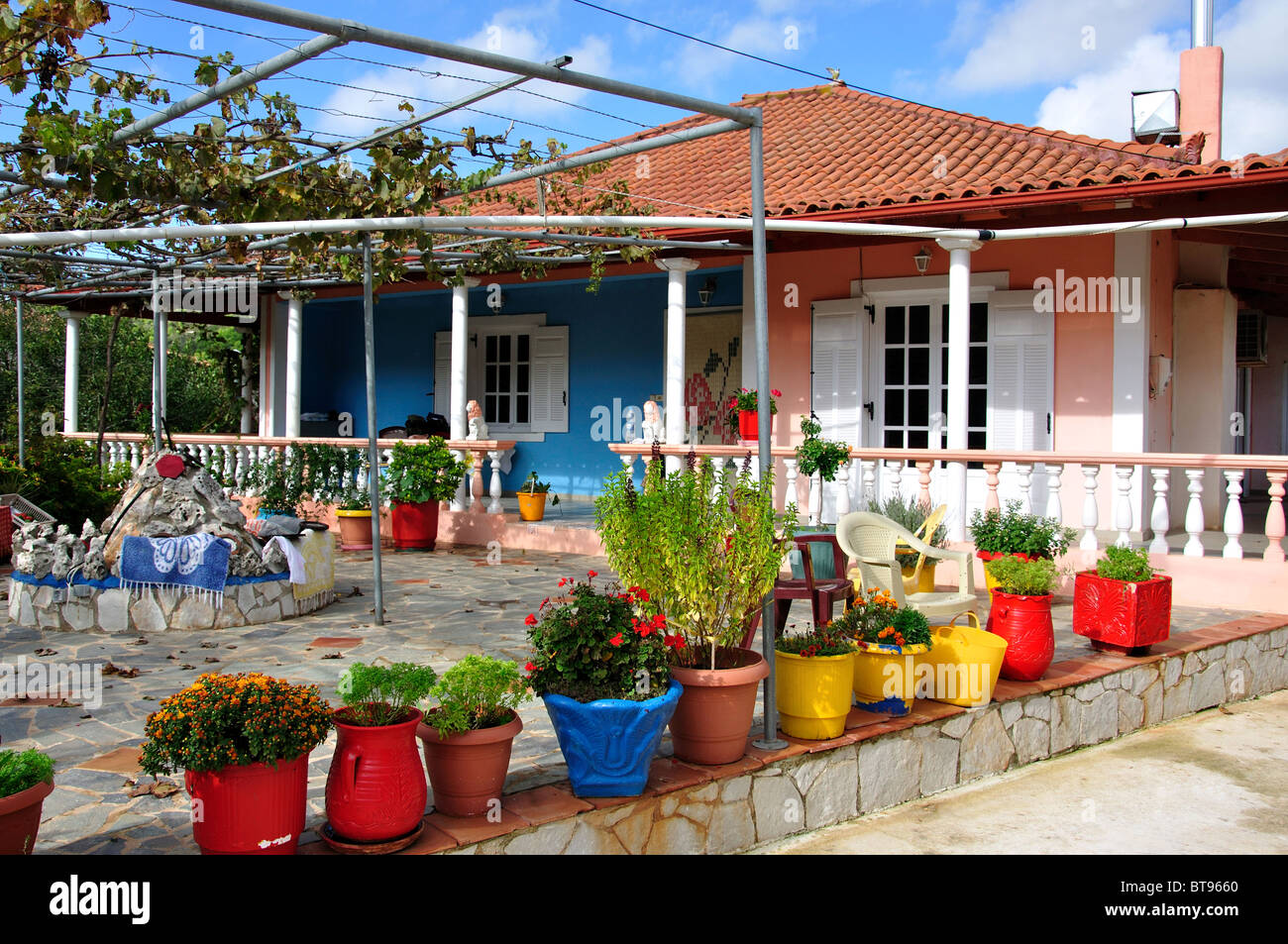 Maisons colorées, Anafonitria, Zante, îles Ioniennes, Grèce Banque D'Images