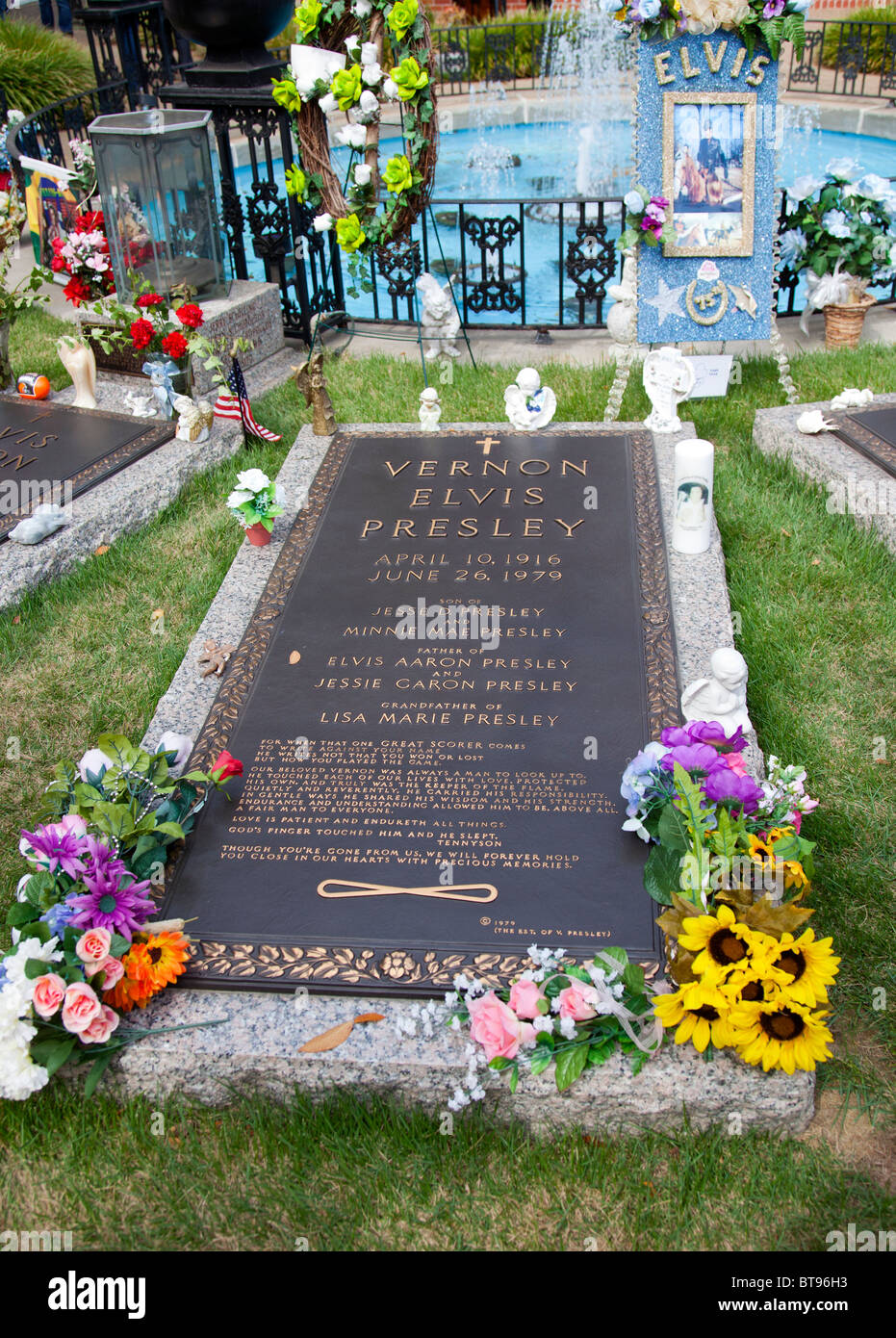 Tombe de Vernon Presley, père d'Elvis, dans le jardin de méditation à Graceland, Memphis, Tennessee, États-Unis Banque D'Images