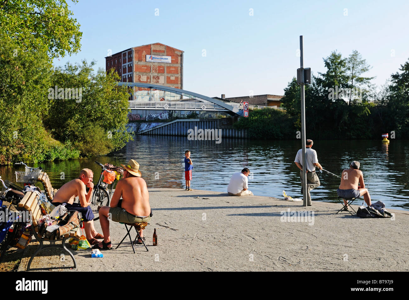 Les pêcheurs en été à la Berlin-Spandau Schifffahrtskanal channel, une fois la frontière avec l'Allemagne de l'Est, Berlin, Germany, Europe Banque D'Images