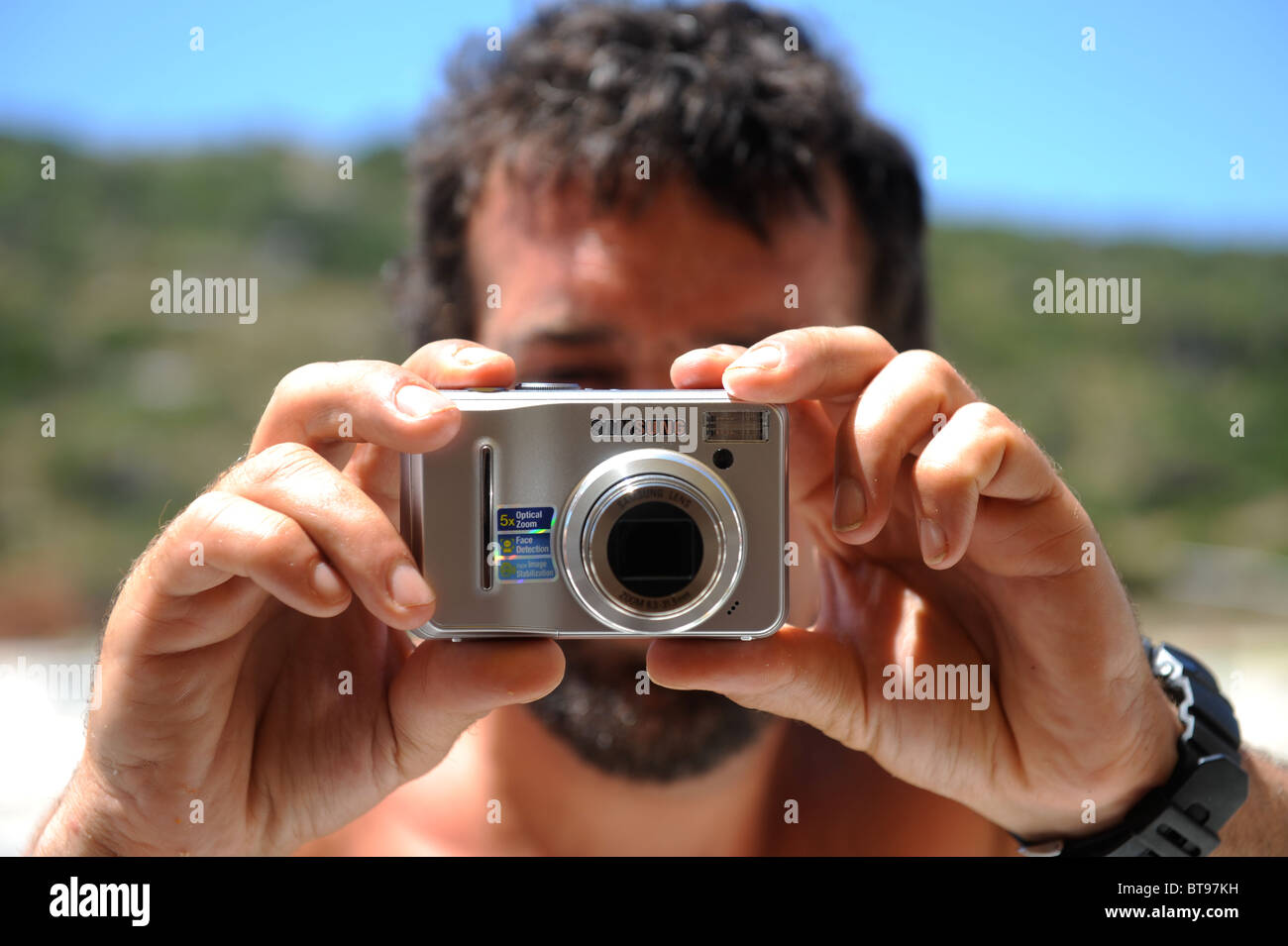 Man taking photo avec appareil photo numérique Samsung en vacances Banque D'Images