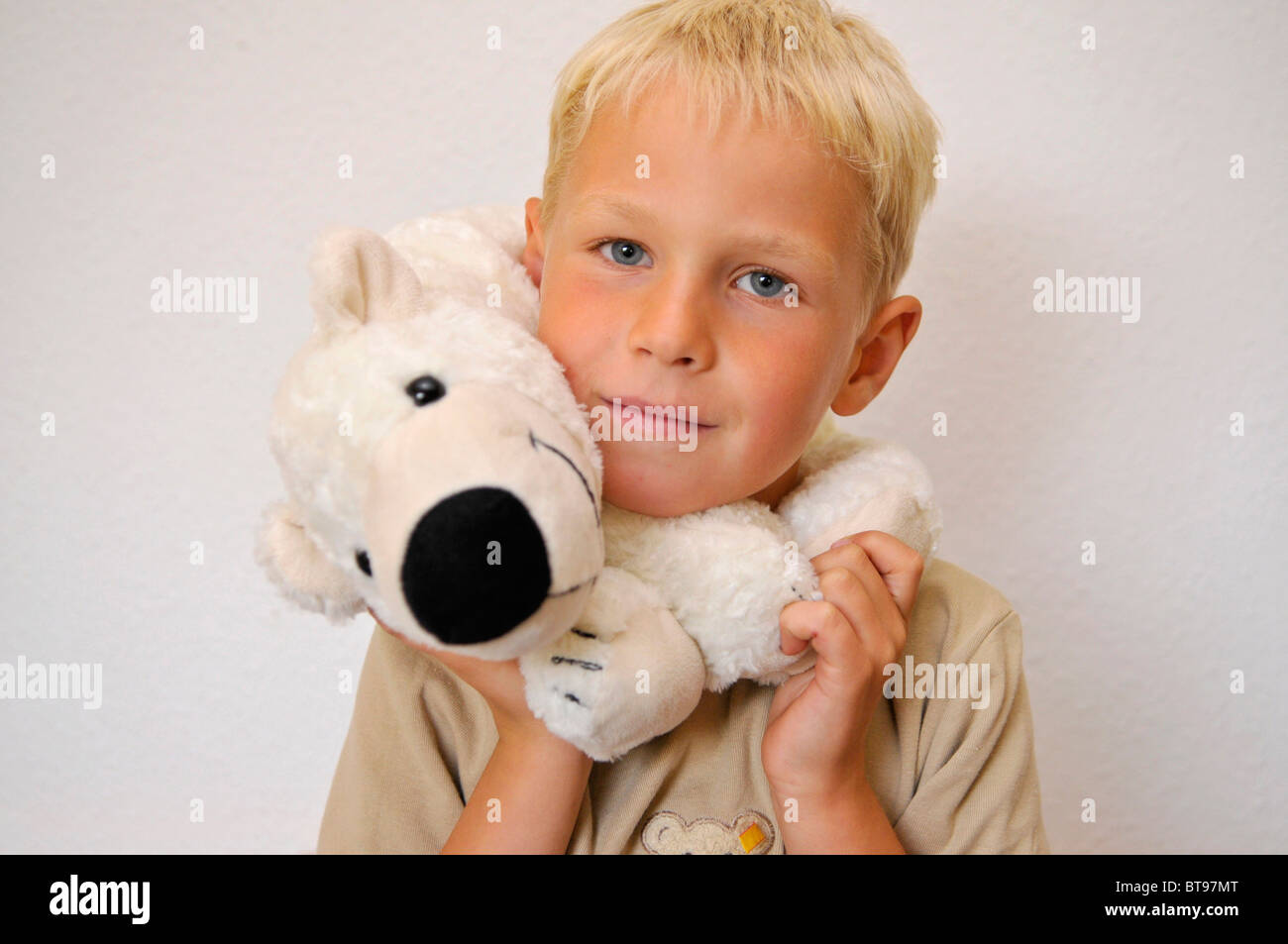 Petit garçon avec un ours en peluche Banque D'Images