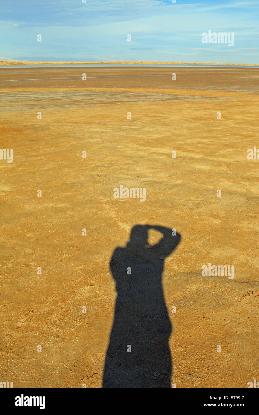 L'ombre du photographe sur le Chott el Gharsa, désert du Sahara, près de Tozeur, Tunisie occidentale Banque D'Images