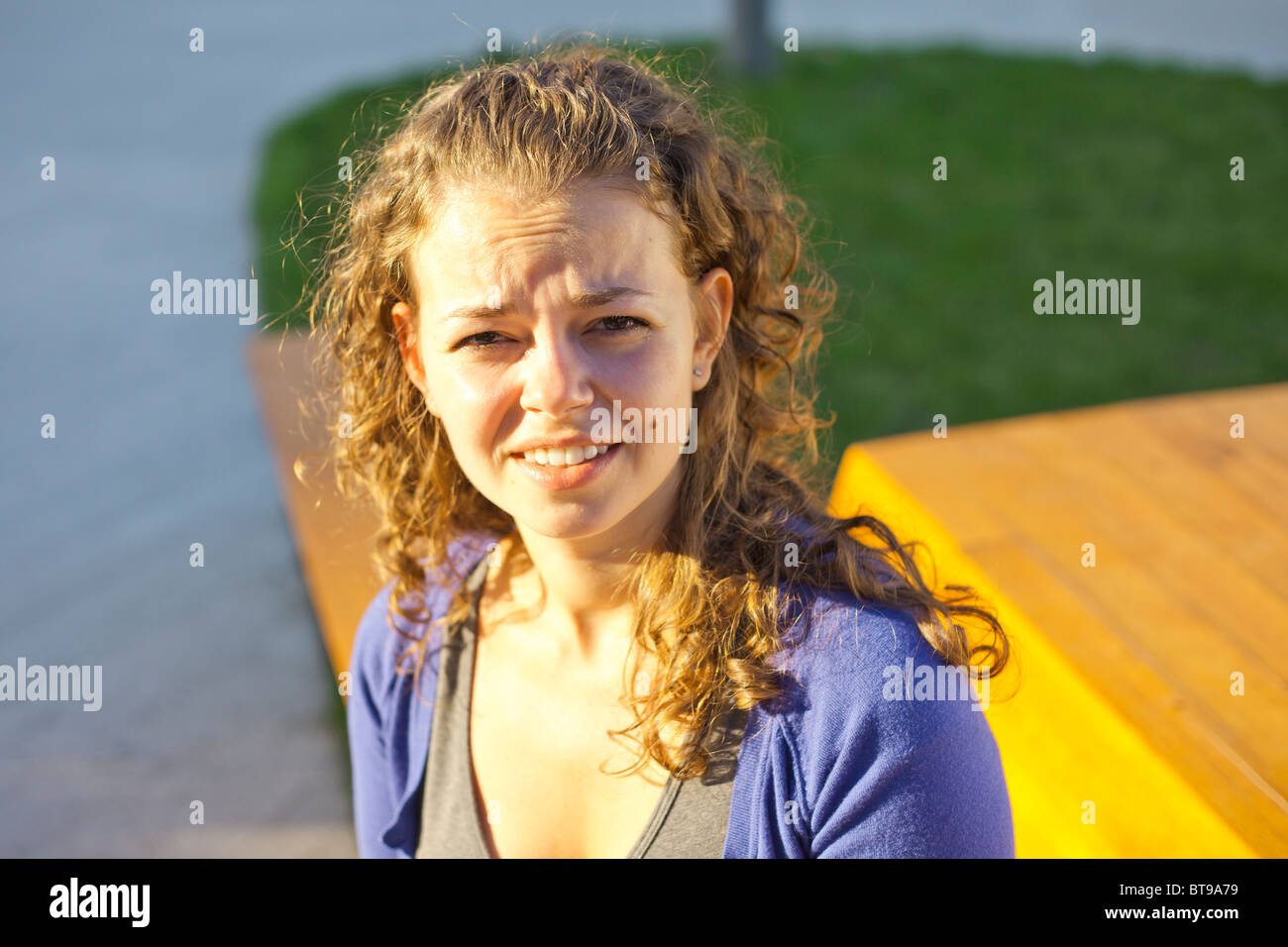 Portrait de jeune femme avec de longs cheveux bruns bouclés Banque D'Images
