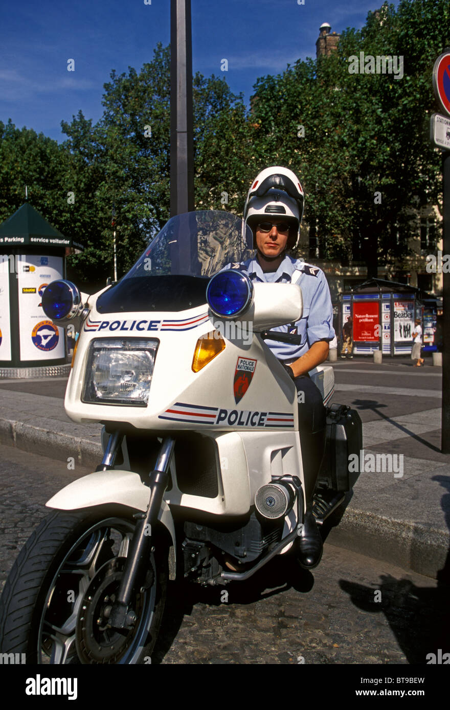 La police moto, policier, Police nationale, Place de la Bastille, ville de  Paris, Paris, Ile-de-France, France, Europe Photo Stock - Alamy