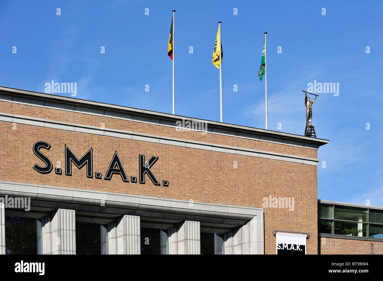 SMAK, le Musée Municipal d'Art Contemporain à Gand avec la sculpture de Jan Fabre, sur le toit, Belgique Banque D'Images