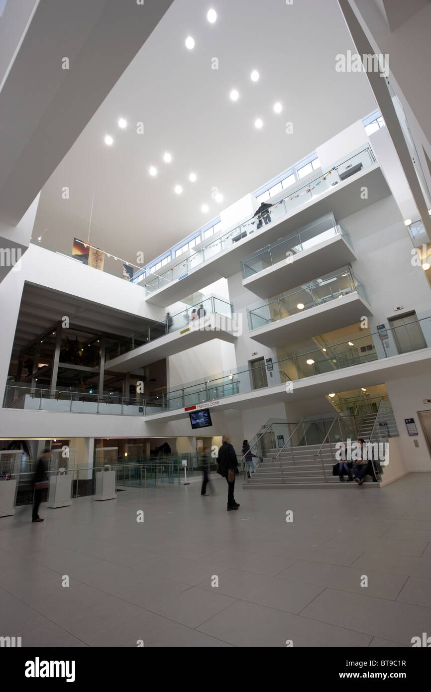 Zone d'accueil de l'intérieur de l'atrium du Musée rénové Ulster Irlande du Nord Belfast Royaume-Uni Banque D'Images