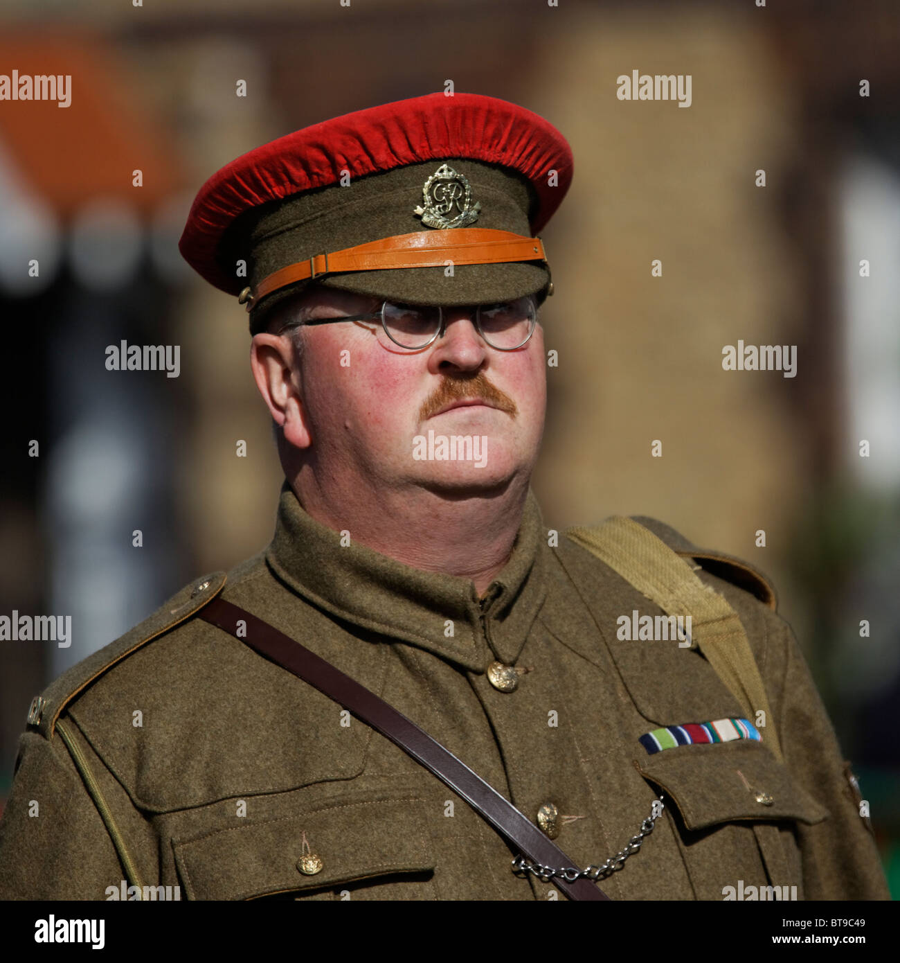 1940 Bonnet Rouge de l'armée britannique, officier de la Police militaire  royale & Moustache Lunettes Rim Fil Photo Stock - Alamy