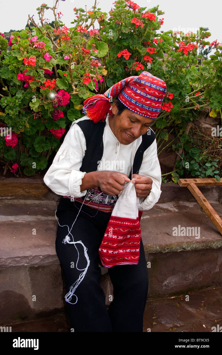 Pérou, Puno, Lac Titicaca Isla de l'île Taquile Taquile parlant Quechua-tricot homme chapeau tissé serré pour l'homme seul Banque D'Images