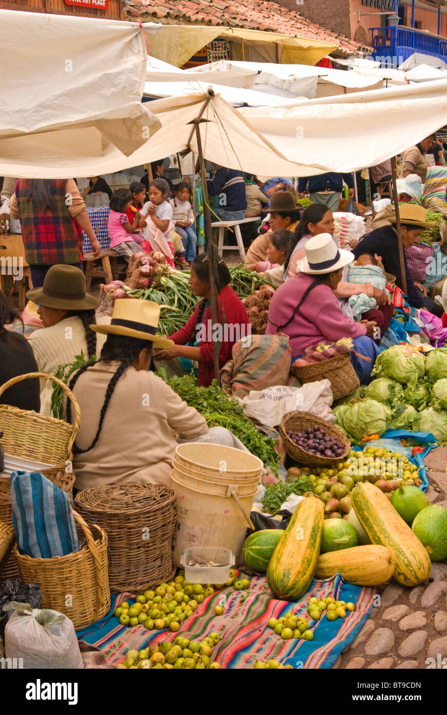 Le Pérou, la Vallée Sacrée, Pisac, marché du dimanche, rangée de femme vendant des légumes verts Banque D'Images