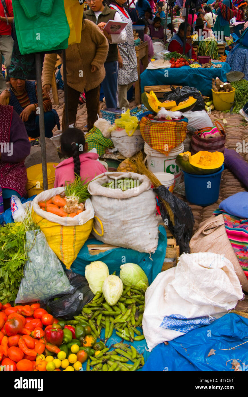 Le Pérou, la Vallée Sacrée, Pisac, marché du dimanche, l'affichage de légumes Banque D'Images