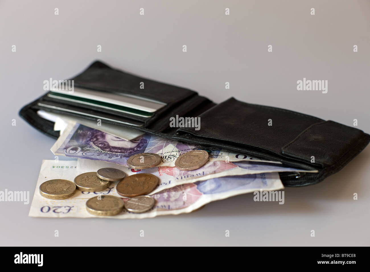 Porte-monnaie avec l'argent de papier et des pièces en anglais Photo Stock  - Alamy
