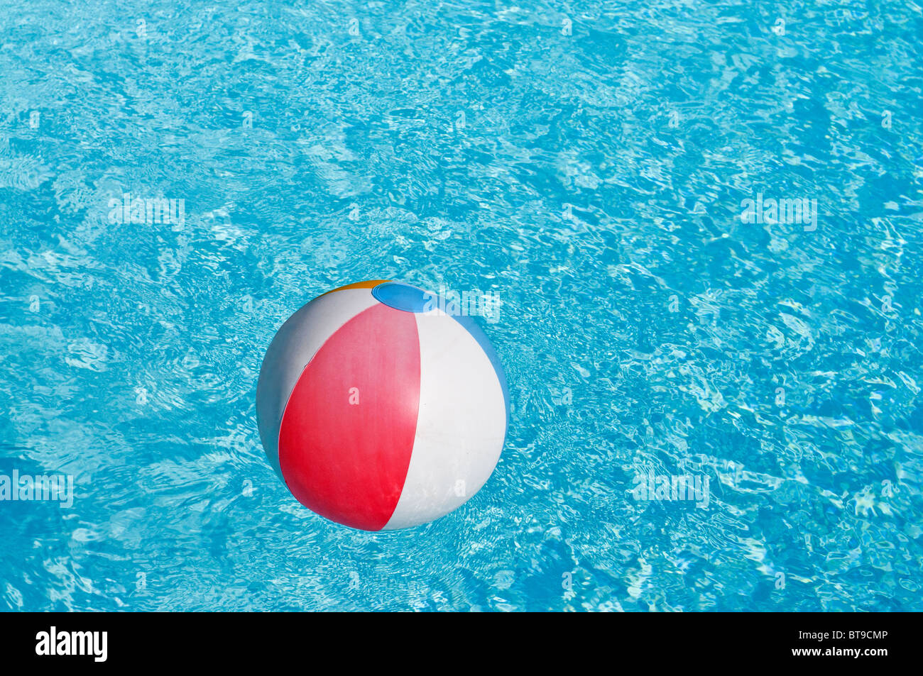 Un ballon de plage floating in a swimming pool Banque D'Images