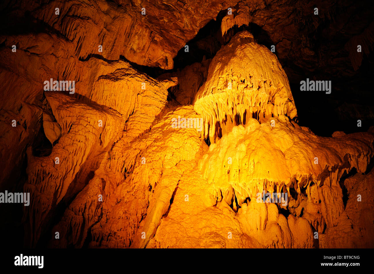 Stalagmites, stalactites, stalagnates et petites fistules de calcite dans les grottes de l'Orbe, Grotte von Vallorbe, Jura, Switzerlan Banque D'Images