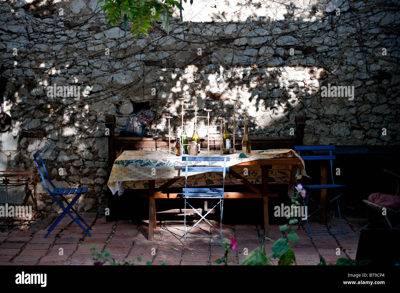 Un jardin patio avec table et chaises au soleil Banque D'Images
