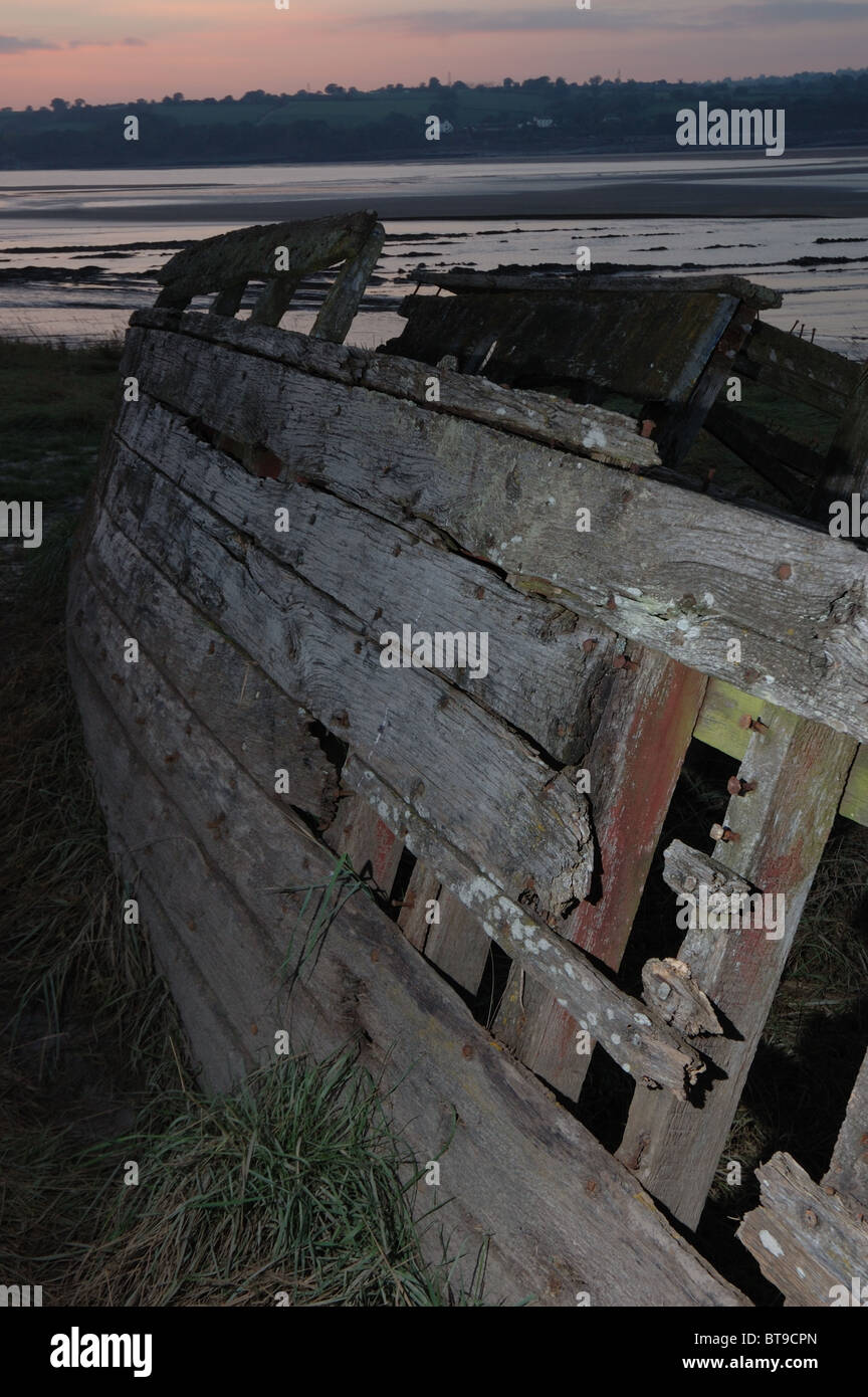 Severn vieux chaland échoué sur la rive de la rivière Severn à Purton, près de netteté. Banque D'Images