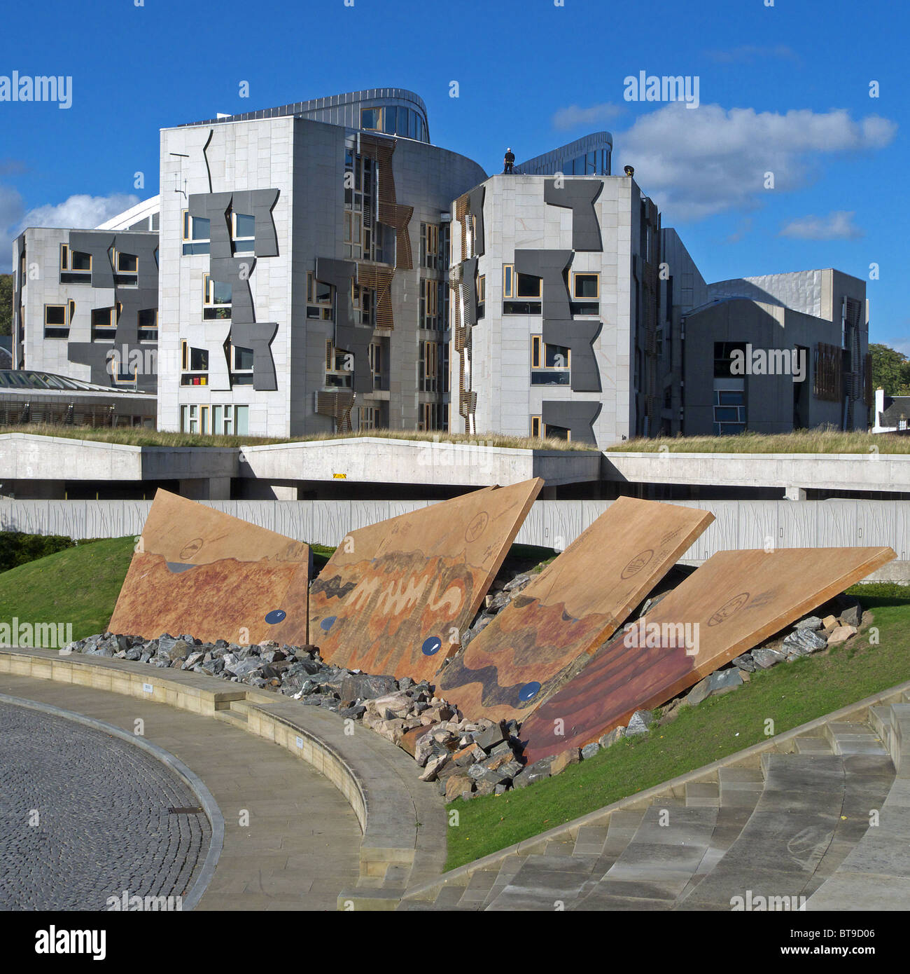 Holyrood bâtiment du parlement écossais, Edimbourg, Ecosse. Une partie de l'oeuvre l'Attraction Terre dynamique à l'avant-plan Banque D'Images
