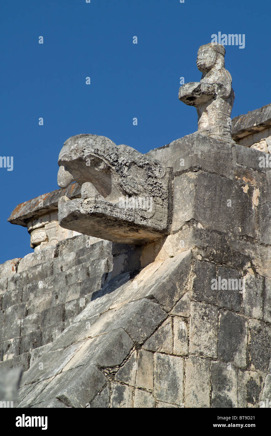 Warrior et à tête de serpent le temple des guerriers (groupe d'un millier de colonnes).site maya de Chichén Itzá, Yucatan, Mexique Banque D'Images