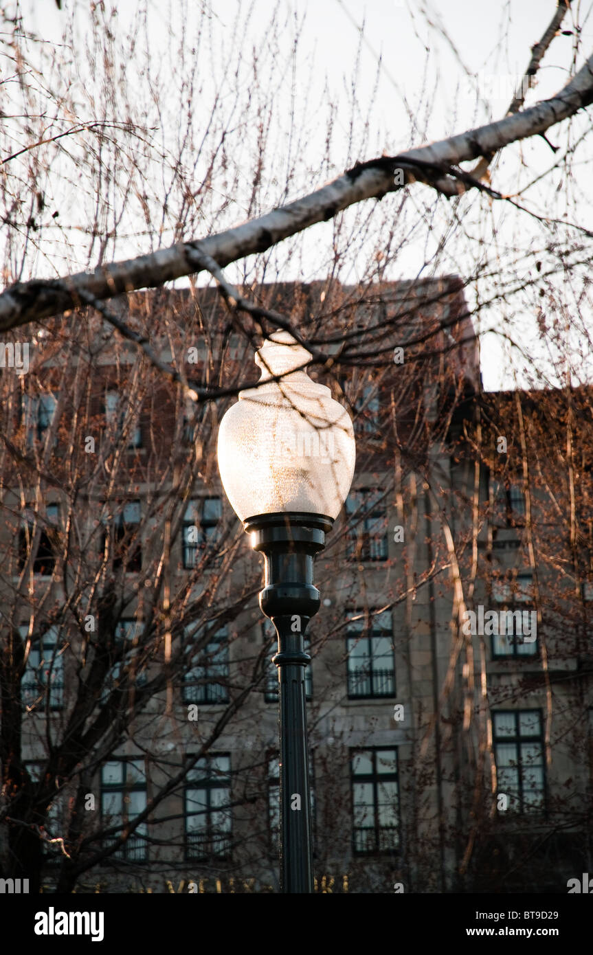 Lampadaire en verre contre un ciel bleu Banque D'Images