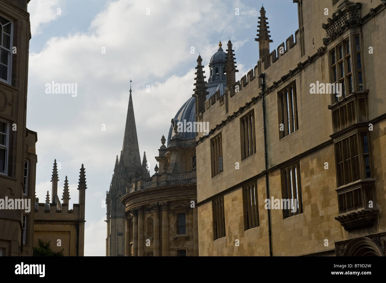 L'architecture de l'Université d'Oxford montrant les toits de la Radcliffe Camera et Église St Marys Banque D'Images