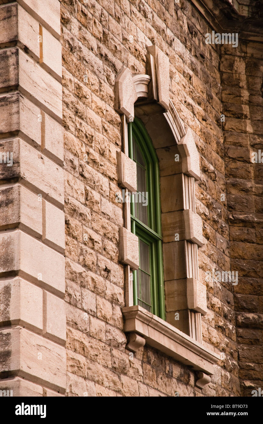 Détail de fenêtre en pierre et escalier sur un immeuble à Montréal, Canada Banque D'Images