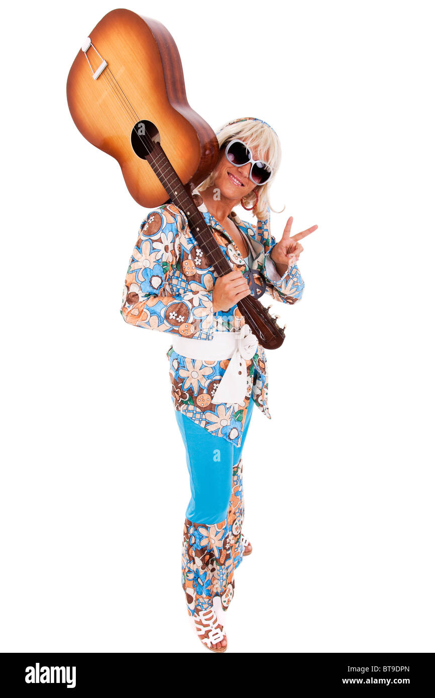 Jeune femme tenant une guitare hippie (isolé sur blanc) Banque D'Images