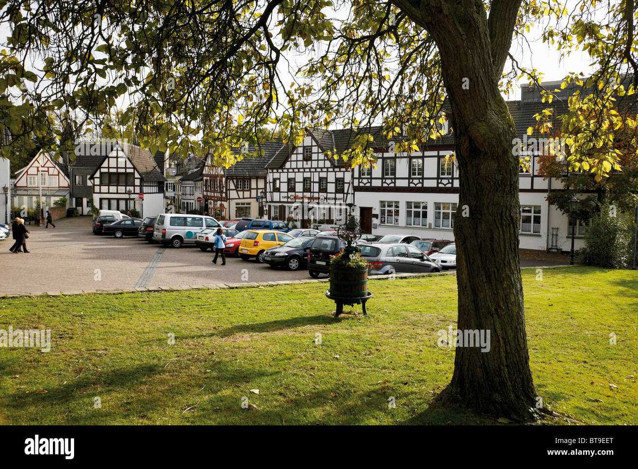 Rhoendorf, district de Bad Honnef, gamme Siebengebirge, au pied de la colline de Drachenfels, résidence de Konrad Adenauer Banque D'Images