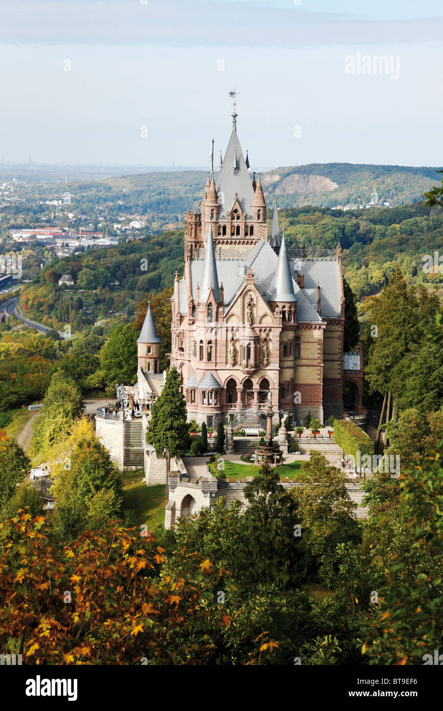 Sur le Drachenburg Schloss Drachenfels hill, Koenigswinter, gamme Siebengebirge, Nordrhein-Westfalen, Germany, Europe Banque D'Images