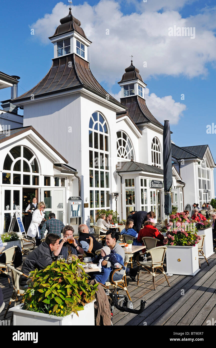 Les clients du café sur la jetée dans la mer Baltique Ruegen Island resort, Sellin, Mecklembourg-Poméranie-Occidentale, Allemagne, Europe Banque D'Images