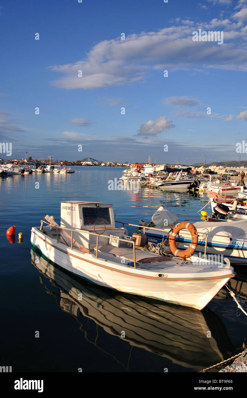 Agios Sostis Harbour au coucher du soleil, Zante, îles Ioniennes, Grèce Banque D'Images